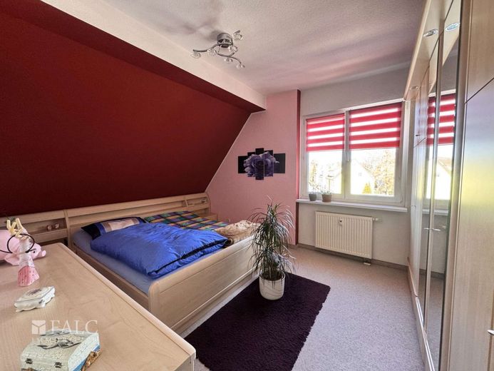 Extravagante Wohnung mit exklusivem Bad und Balkon sowie privatem Stellplatz und Einbauküche – Schlafzimmer