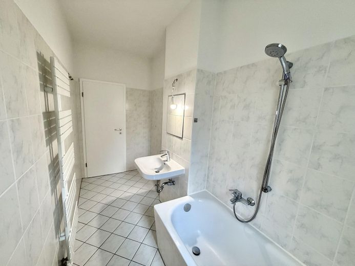 2-Raum-Wohnung mit Balkon & Badewanne - WG geeignet - Parkett-Fußboden – Bad