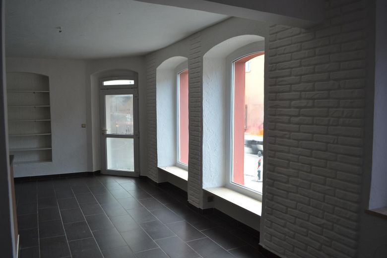 Unità commerciale in ottimo stato in posizione ben visibile – 72 m² con posto auto – Empfang3