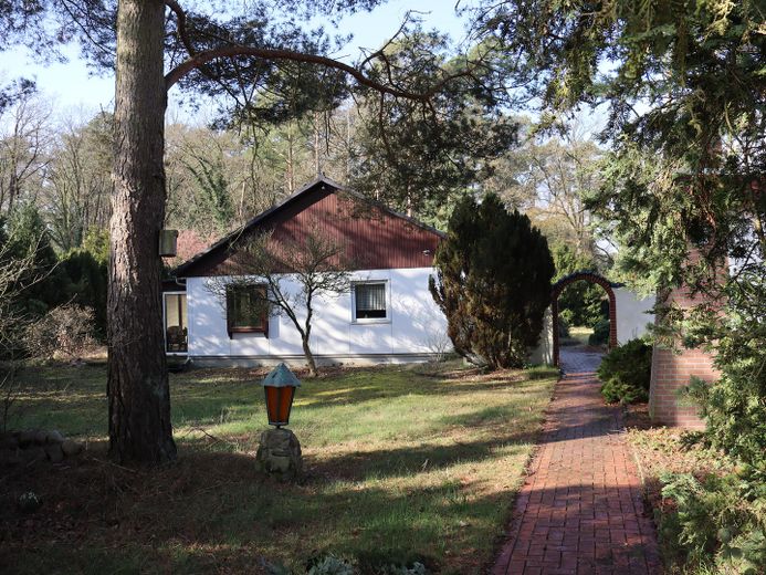 Haus und Weg zum Eingang