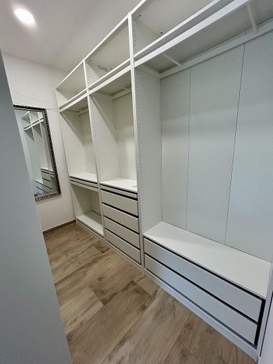 Stijlvolle stadsvilla op een natuurrijke droomlocatie – modern wonen met levenskwaliteit – Ankleide am Schlafzimmer