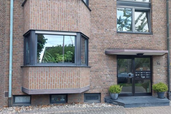 Se vende piso de 78 m² en planta baja con balcón y garaje en Ückerath