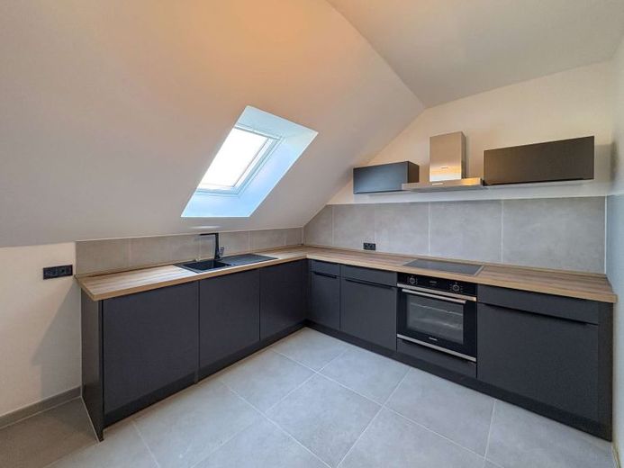Licht. Stil. Zuhause. – Moderne 4-Zimmer-Dachgeschosswohnung mit Balkon in Borna – Foto 1