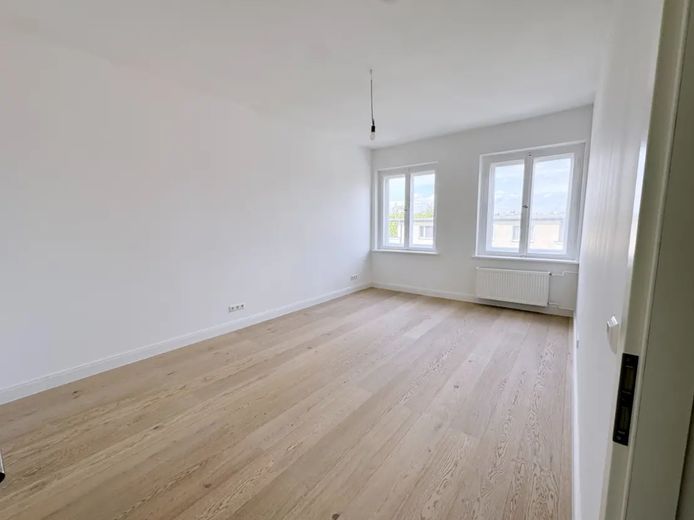 Kernsanierte 1-Zi. Whg. mit EBK in Bestlage von Kreuzberg | Sofort bezugsfrei – Wohn- und Essbereich