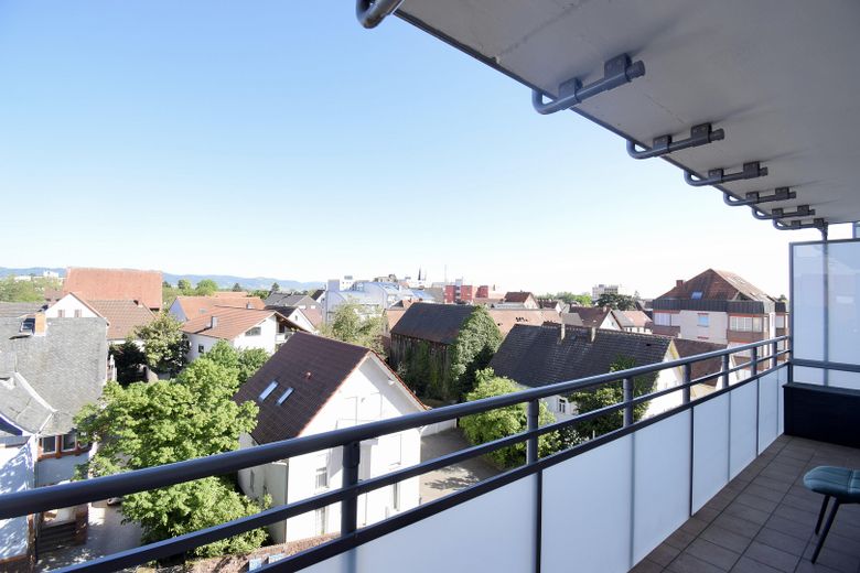 Lichtdurchflutetes Wohnen im Herzen von Viernheim – Balkon 