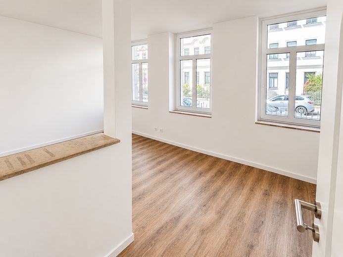 Beautifully renovated old building with underfloor heating and garden share – first occupancy in Gohlis – Lichtdurchflutetes Wohnzimmer