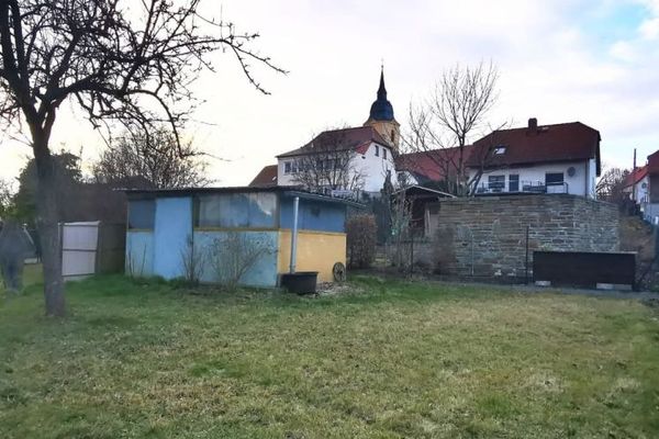 Groot tuingrondstuk op de 2e rij