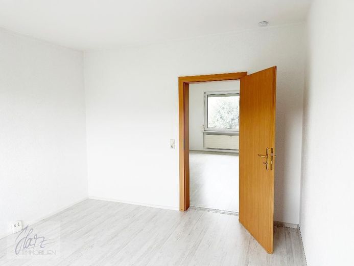 ***CHARMANTE EIGENTUMSWOHNUNG IN GEPFLEGTER WOHNANLAGE*** - Ideal für Eigennutzer und Kapitalanleger – Schlafzimmer mit Blick Richtung Wohnzimmer
