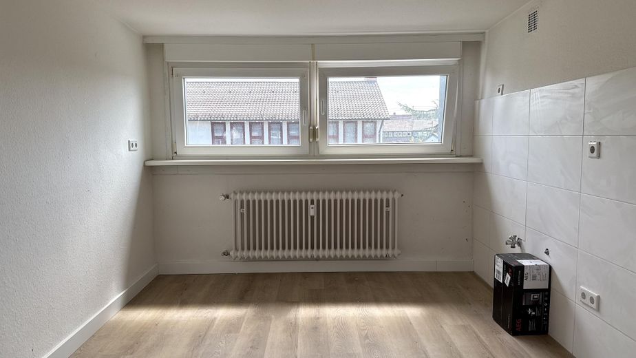 Przestronne 4-pokojowe mieszkanie na poddaszu z balkonem i nową łazienką – Küche 1