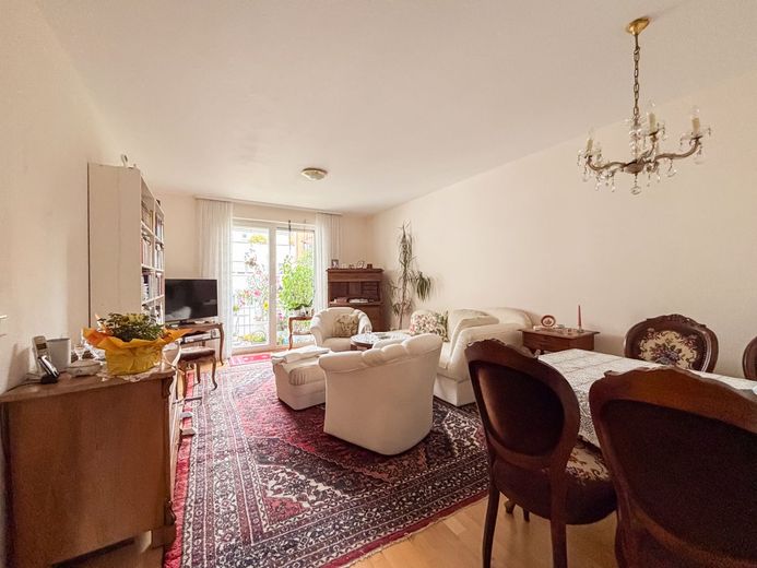 Modernes Wohnen im Europaviertel: Gepflegte 2-Zimmer-Wohnung (Bj. 2003) mit Balkon &amp; TG Stellplatz – Wohnzimmer