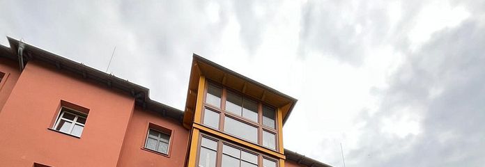 Piso de 3 habitaciones disponible para ocupar, balcón y uso del jardín – directamente junto al parque de Sanssouci - Clase energética C – Hausansicht 