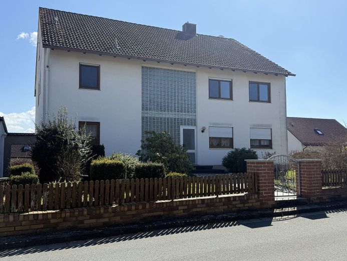 Großzügiges 2-/3- Familienhaus in ruhiger Lage mit flexiblen Nutzungsmöglichkeiten – Ansicht Eingangsbereich