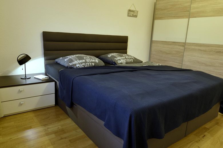 Schlafzimmer mit Schränken