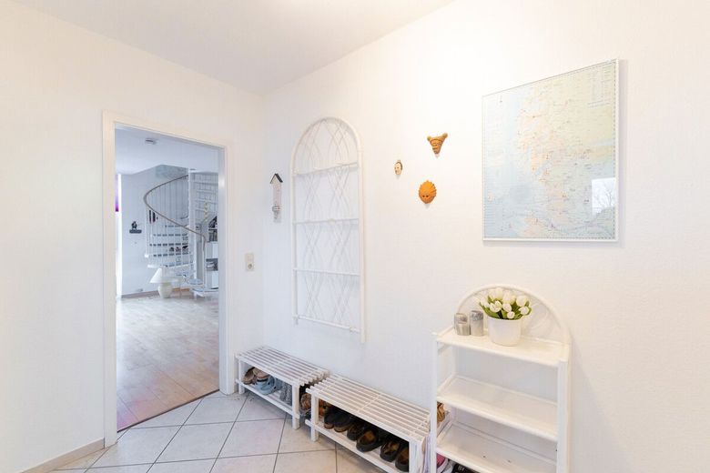 2-Zimmer-Idylle mit Balkon - nur 2 km zum Strandtraum! – Wohnungsflur