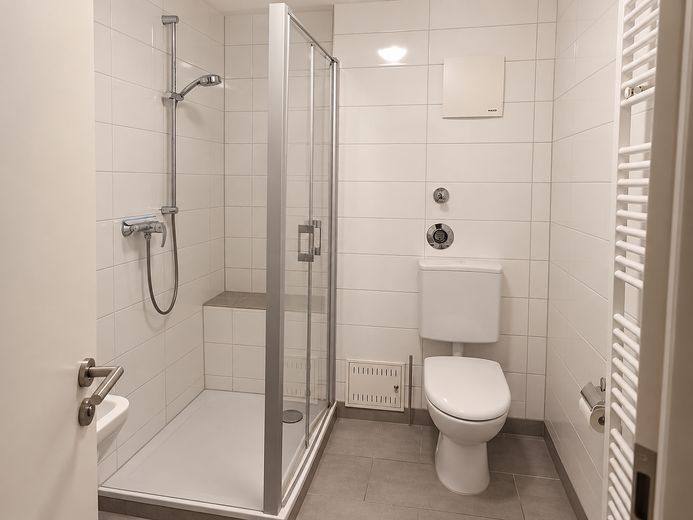 Helle 2-Zimmer Wohnung, Balkon, modernes Bad – Bad