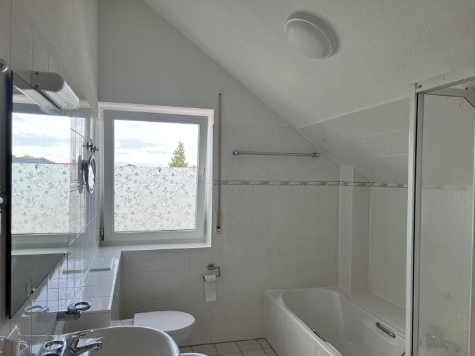 🌿 Renovierte Doppelhaushälfte mit grossem Garten und Garage in Linthe bei Berlin/ Potsdam – Bad oben 