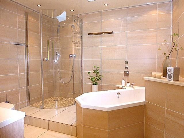 Skrajny dom szeregowy w architekturze split-level, wszystko oprócz zwyczajności! – Wannen- und Duschbad