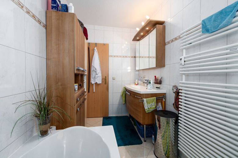 3-Zimmer-Erdgeschosswohnung in Wallgau mit Terrasse, Hobbyraum &amp; Garage – Badezimmer Ansicht 1