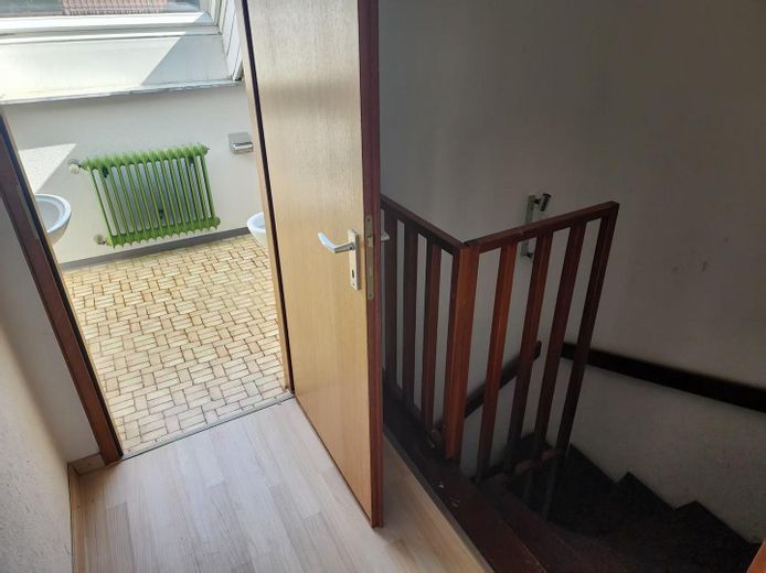 Attraente casa a schiera centrale di 5 locali in posizione privilegiata nei quartieri Wolfram e Herrenbach – Toilette in Dachgeschoss