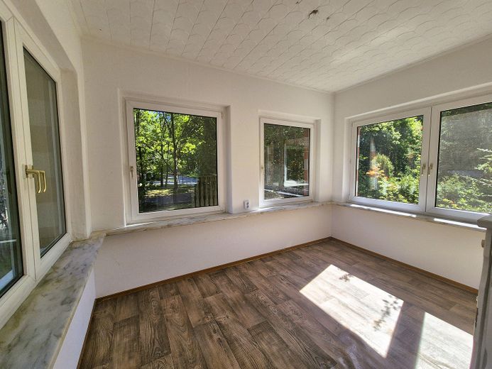 Großes Grundstück im Grünen mit Haus, Garage, Carport, Stellplätze – Veranda
