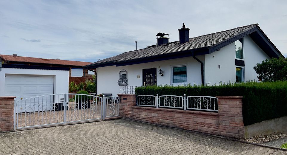 Selten am Mainzer Stadtrand: 6-Zimmer-Haus mit großem Privatgarten – Hausansicht mit Garage