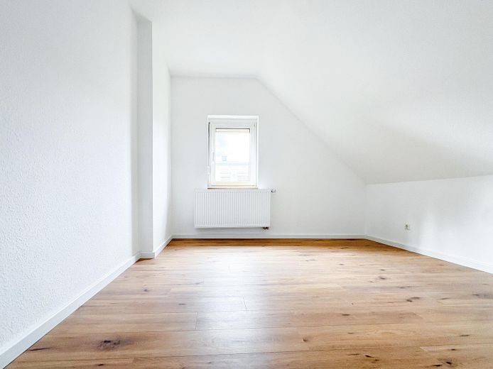 Frisch saniert & bezugsbereit - Helle 2-Zimmer-Altbauwohnung nahe Künstlerviertel – Schlafzimmer nach hinten