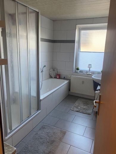 Altbauwohnung mit Balkon in idyllischer Lage an der Mittelriede – Badezimmer