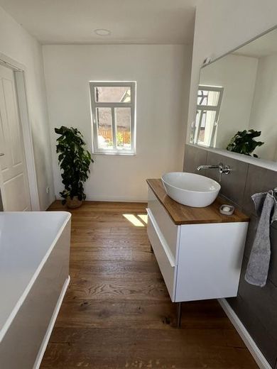Einfamilienhaus - kernsaniert mit Innenhof und Garten, Scheune, PV – Bad EG 3