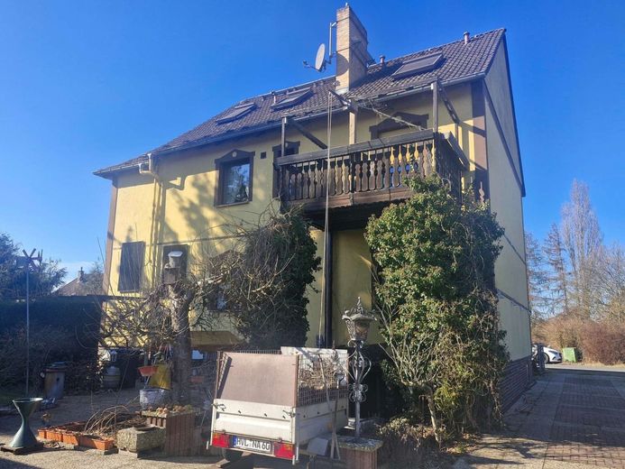 Stilvolle Landhausvilla - Wohnen mit Seele – südliche Hausansicht mit 2. Balkon und seitlicher Zufahrt