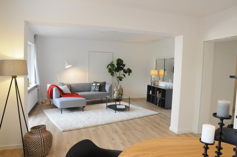 Zentral wohnen mit Wellness-Komfort – Sehr großzügiges Wohnzimmer