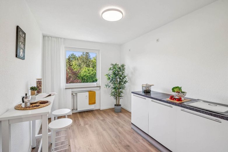 3 habitaciones, cocina, baño en Saarbrücken, luminosa y lista para entrar a vivir - SIN comisión de agencia – Küche