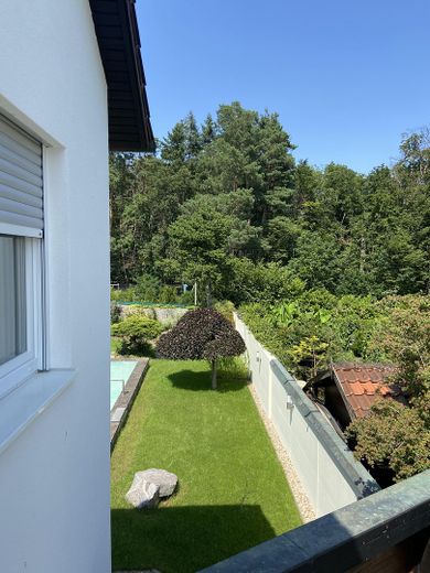 Traumhaftes Zweifamilienhaus mit Garten, Waldblick, Pool, Sauna & Mieteinnahmen – Ausblick von Außentreppe OG