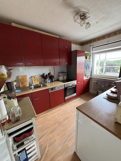 Jasne mieszkanie 3,5-pokojowe z balkonem, windą i nową łazienką – Küche