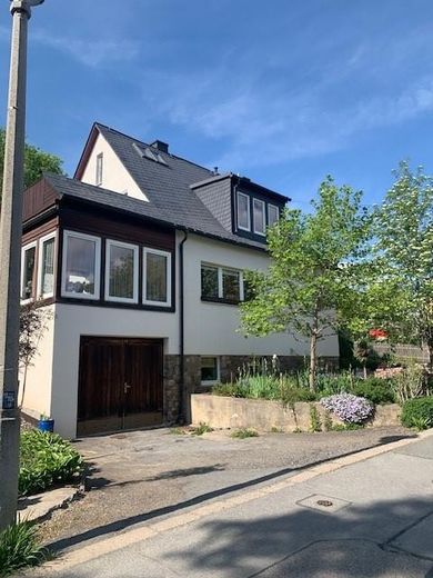 Grünhain'de satılık geniş, tam mobilyalı 2,5 odalı daire – Hausansicht