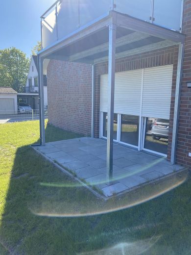 Fischerhude - Quelkhorn Barierefreie EG-Neubauwohnung in KfW 40 Ausführung, bezugsfertig – Terrasse 2 - Wohnzimmer