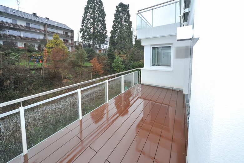 Exklusive 4-Zimmer +Energie Wohnung mit Fußbodenheiz/-kühlung und sehr geringen Energiekosten – Blick auf Küchenfenster