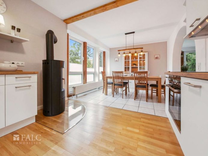 Provisionsfrei! Viel größer als gedacht! EFH mit Kamin, Balkon, Terrasse + Carport! – offene Küche-Esszimmer