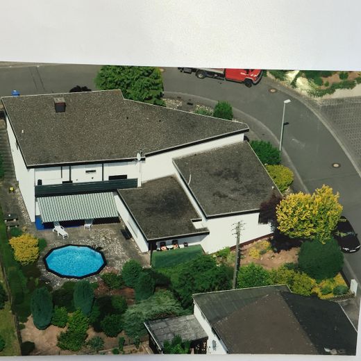 Ausgefallenes 2-Fam. Architektenhaus mit Pool,Energieausw. D, Runkel OT,provisionsfrei zu verkaufen – Vogelperspektive Haus 8 + 8A