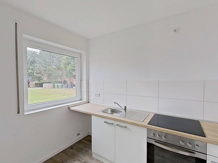 **Bis zu 3 NKM FREI** Charmante 3-Zimmer-Erdgeschosswohnung mit LOGGIA und EBK – Ansicht I: Küche