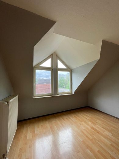 Freundliche 3-Zimmer-Dachgeschosswohnung mit Balkon und Stellplatz – Schlafzimmer 