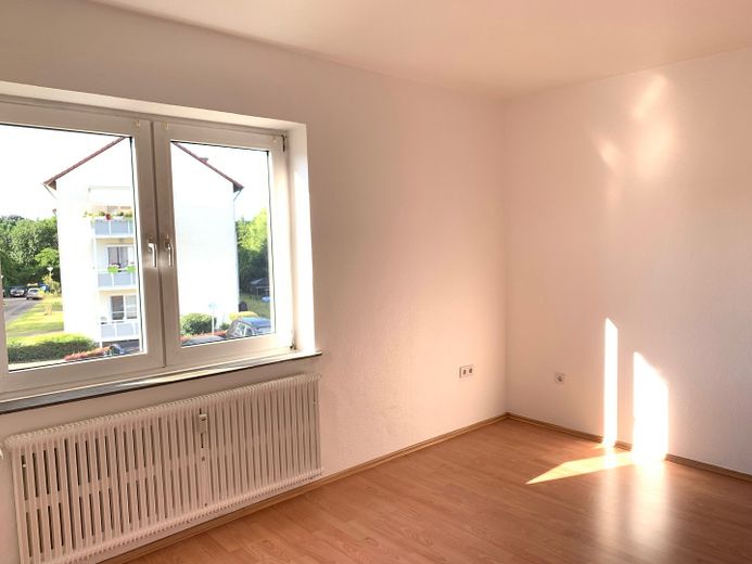 Schöne helle 2,5-Zimmerwohnung mit neuem Tageslichtduschbad und Süd-Westbalkon – Wohnzimmer