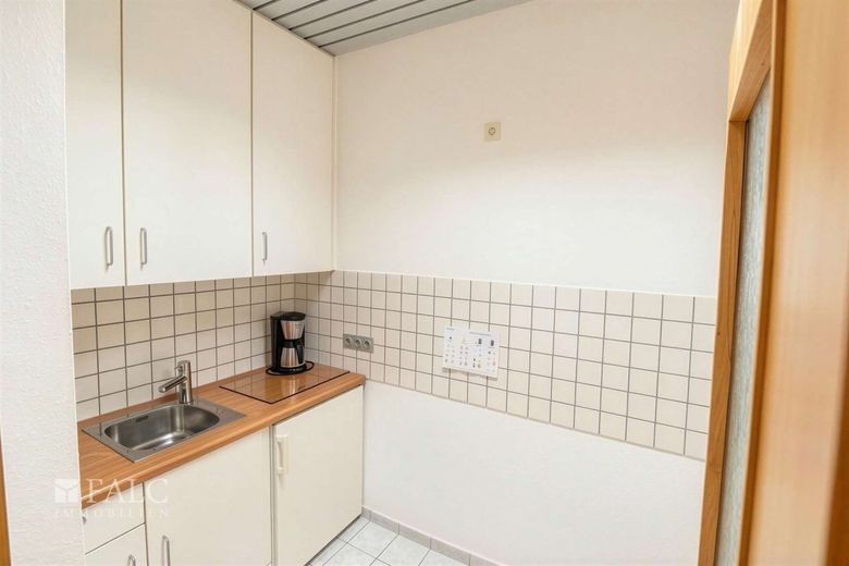 Helle Büroräume mit Entwicklungspotenzial zur Wohnnutzung – Küche