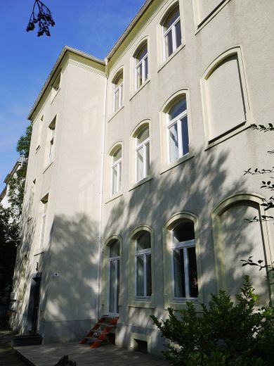 DD-Cotta: Attraktive, großzügige 4-Raum-Wohnung mit Einbauküche und privatem Gartenanteil ! – Fassade Rückseite