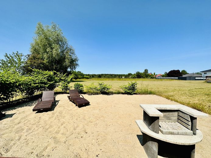 NEU! Ikonische, lichtdurchflutete Landhaus Villa mit Einliegerwohnung & mögl. Grundstkserweiterung – Strand Ferienwohnung