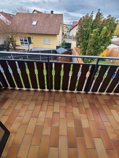 SOFORT BEZUGSFREI! Sehr geräumige lichtdurchflutete 4-Zi- Maisonette-Wohnung inkl. Balkon, Carport – Balkon