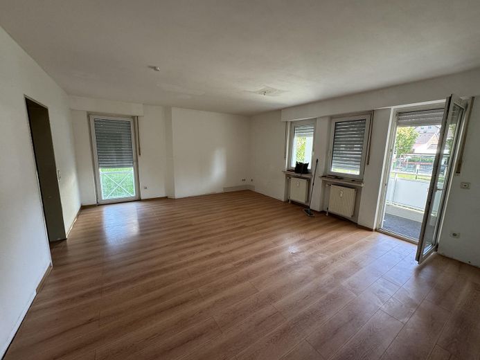 È richiesto il WBS!!! Occupazione minima 3 persone. Appartamento di 3 locali adatto alle famiglie con terrazza, accessibile senza barriere – Wohnzimmer