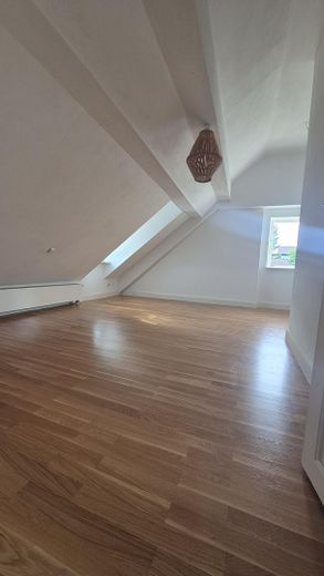Ampio soggiorno-pranzo in un affascinante appartamento duplex – Foto 5