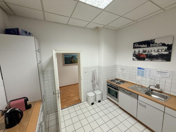 Bureau lumineux et accueillant d’env. 22 m² de surface utile, disponible immédiatement – Gemeinschaftsküche