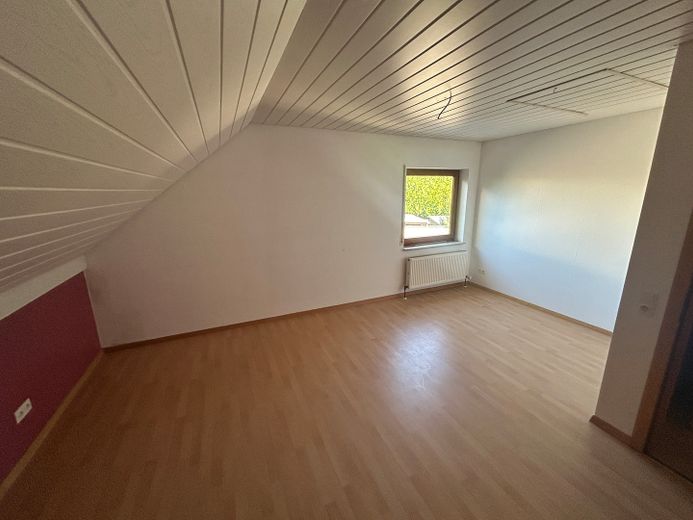 Appartement lumineux de 3,5 pièces sous les combles, 85 m², balcon exposé sud, cuisine équipée, place de stationnement – Wüstenrot – Photo 4