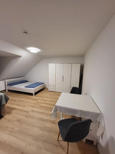 Frisch sanierte, möblierte, geräumige 1-Zimmer Wohnung in Neumarkt i.d.OPf. – Wohnzimmer